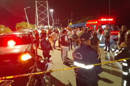 Autoridades investigan el colapso, mientras se realizan labores de rescate y asistencia a los afectados.