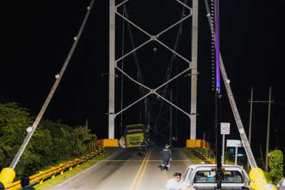 Una cámara captó el momento exacto en que el puente Gonzalo Icaza Cornejo colapsa debido al paso de vehículos, presuntamente con exceso de peso.