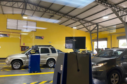En el proceso de matriculación, en el centro de revisión vehicular de La Florida, en el norte de Quito.