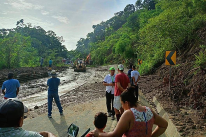 Las lluvias intensas en Manabí han causado serias afectaciones en la red vial, con varias rutas cerradas y otras parcialmente habilitadas, dificultando la movilidad en la provincia.