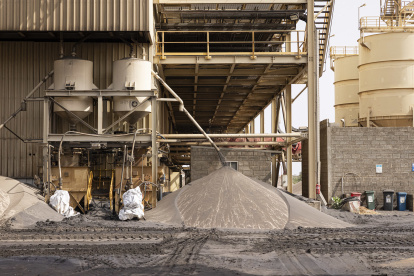 Ahora atraviesa las dunas de Lampoul, uno de los desiertos más pequeños y hermosos del mundo, un atractivo turístico junto a las interminables playas del desierto de Senegal.Atlantic coast. (Photo by PATRICK MEINHARDT / AFP) ag-periodistas
