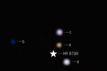 La visión más nítida en el infrarrojo del emblemático sistema multiplanetario HR 8799. Los colores se aplican a los filtros de la cámara NIRCam (Near-Infrared Camera) de Webb. Un símbolo de estrella marca la ubicación de la estrella anfitriona HR 8799, cuya luz ha sido bloqueada por el coronógrafo. En esta imagen, el color azul se asigna a la luz de 4,1 micras, el verde a la de 4,3 micras y el rojo a la de 4,6 micras. Crédito:NASA, ESA, CSA, STScI, W. Balmer (JHU), L. Pueyo (STScI), M. Perrin (STScI)