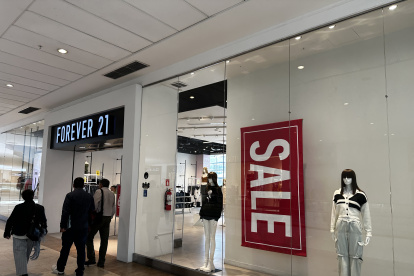 La cadena Forever 21 remata su ropa para salir del país.