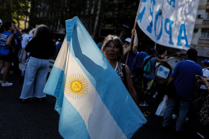 Una mujer sostiene una bandera durante una manifestación, frente al Congreso en Buenos Aires (Argentina).