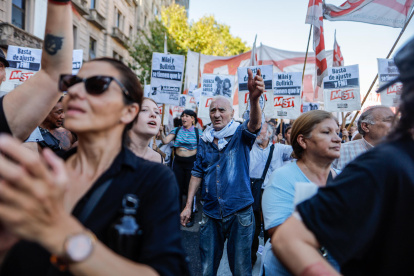 Personas participan en una manifestación este miércoles, frente al Congreso en Buenos Aires (Argentina).