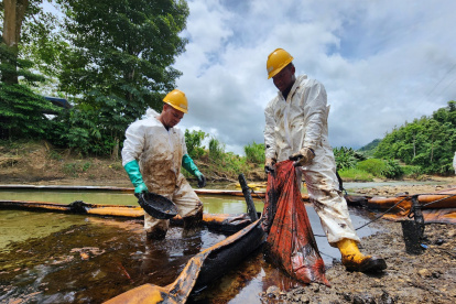 Derrame de crudo en Esmeraldas. Personal de Petroecuador trata de contener el crudo.