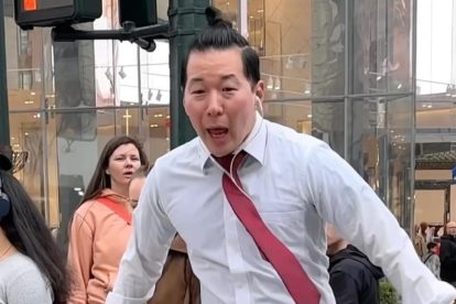 Qpark bailando al ritmo de "Vitamina" de Jombriel, un éxito ecuatoriano que está conquistando las redes sociales.