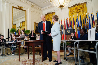 El presidente Donald Trump, junto a la secretaria de Educación de EE.UU., Linda McMahon, después de firmar una orden ejecutiva.