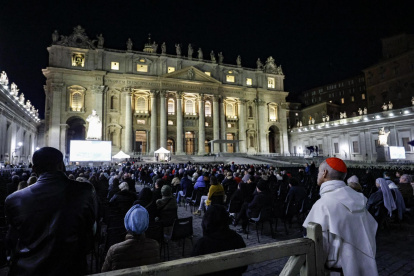 Fieles asisten a una oración del Rosario por la salud del Papa Francisco, quien está hospitalizado por neumonía, en la Plaza de San Pedro en la Ciudad del Vaticano.