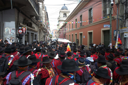 Indígenas aimaras pertenecientes a los "ponchos rojos" participan en una protesta en los alrededores de las sedes del Ejecutivo y el Legislativo este miércoles.
