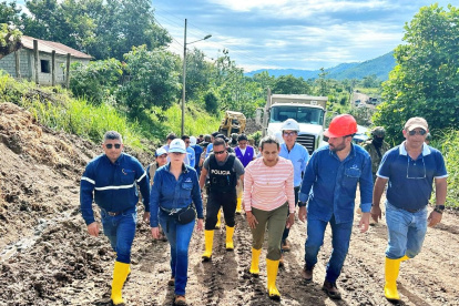 La ministra de Energía, Inés Manzano, en un recorrido por zona afectada por derrame de crudo.