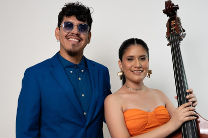 Manteca Latin Jazz Project, dúo de latin jazz minimalista y colaborativo de Guayaquil, formado por Raúl Chávez (percusión) y Geovanna Badaraco (contrabajo).