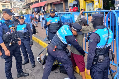 En la av. Pichincha, agentes de control de Quito abordaron a ciudadanos, tras una denuncia de que amedrentaban a caminantes con cuchillos.