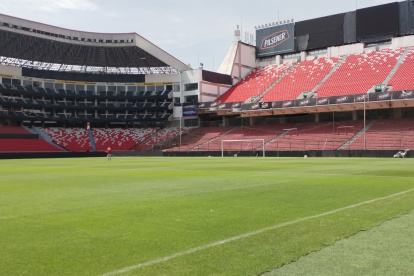 La cancha del estadio Rodrigo Paz Delgado está lista para recibir el juego entre Ecuador y Venezuela.