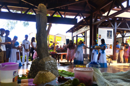 El acto de la ceremonia se cumplió con gran devoción para las decenas de asistentes.