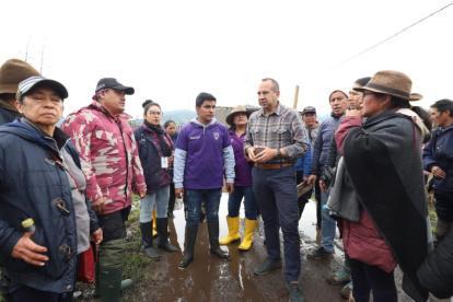 Trabajo. El Ministerio de Inclusión Económica y Social trabaja en los sectores afectados por las lluvias, y ayudará con bonos a migrantes.