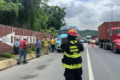 Personal del Cuerpo de Bomberos de Guayaquil acudió a la vía Perimetral para atender la emergencia, la tarde de este viernes 21 de marzo.