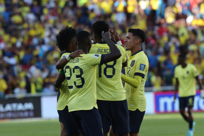 Futbolistas de la selección Ecuador se reúnen para festejar un gol.