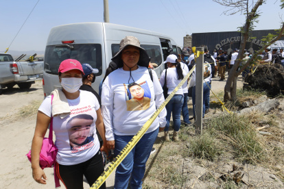 Colectivos de familias de personas desaparecidas acuden al Rancho Izaguirre este jueves, en el municipio de Teuchitlán, Jalisco (México).
