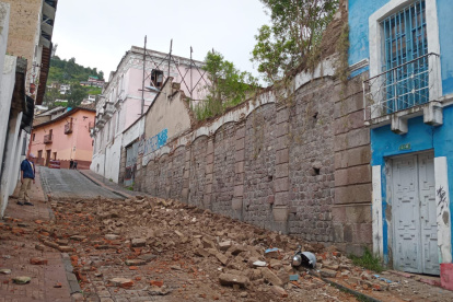 Residentes de San Sebastián hicieron público la caída del muro de una vivienda.