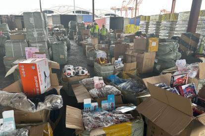 Entre la oferta habían cajas llenas de juguetes, gorras, vapes y prendas de vestir.