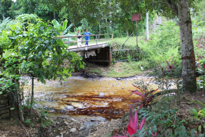 Derrame de crudo en Esmeraldas. La mancha de petróleo es notoria en el cauce del río y en riberas.
