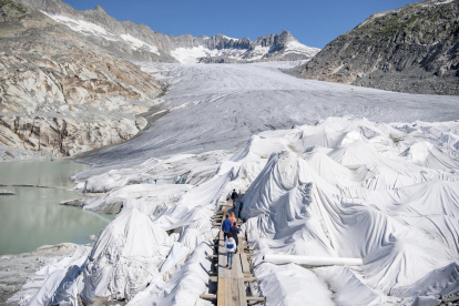 Fotografía de archivo que muestra el glaciar del Ródano, en los Alpes suizos, cubierto con lonas para protegerlo de un mayor derretimiento debido al calentamiento global.