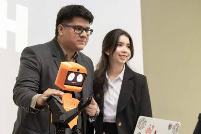 Espol. Los actuales ingenieros en mecatrónica presentaron su proyecto de software con inteligencia artificial en robot humanoide terapeútico.