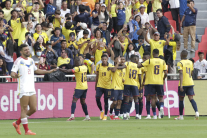 Festejo de Enner Valencia y sus goles ante Venezuela.