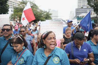 Docentes participan en una protesta durante el paro nacional este viernes, en Ciudad de Panamá (Panamá).