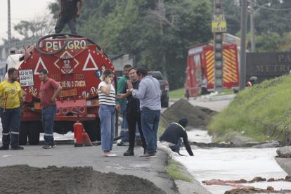 Tras el choque del tanquero, se formaron diques y se aplicó espuma especial para evitar un incendio y daños ambientales en Guayaquil.