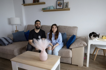 Sergio Encinas y su pareja Lorena Pacheco posan en su apartamento de Madrid el 20 de febrero de 2025.