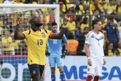 Enner Valencia de Ecuador celebra su gol, en un partido de las eliminatorias sudamericanas para el Mundial de 2026 entre la Tri y Venezuela