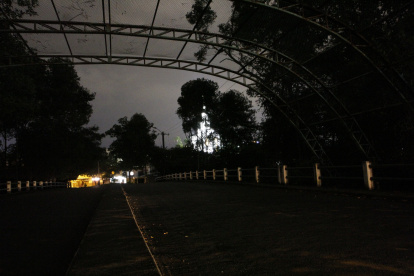 El puente Ecológico que une Urdesa y Kennedy carece de iluminación, lo que lo vuelve un punto inseguro.