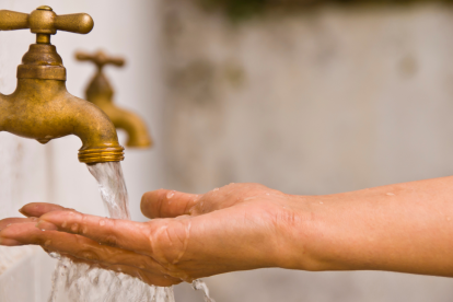 El agua es vital para la vida, pero millones aún carecen de acceso a ella.