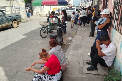 Familiares de los fallecidos por el colapso del puente Gonzalo Icaza Cornejo en los exteriores de la morgue de Daule.