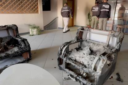 Los muebles del ingreso al archivo quedaron calcinados.