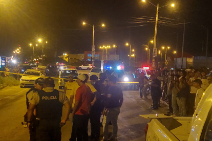 Elementos policiales efectúan la investigación del asesinato del ex sargento Ronquillo, en Santa Elena.