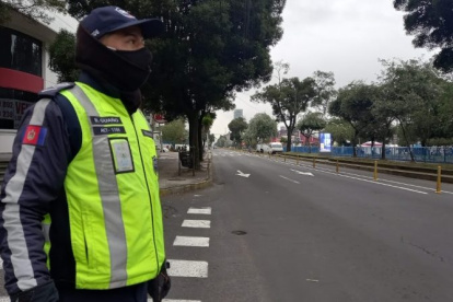 Agentes de la AMT coordinan la movilidad en las calles aledañas al lugar del debate.