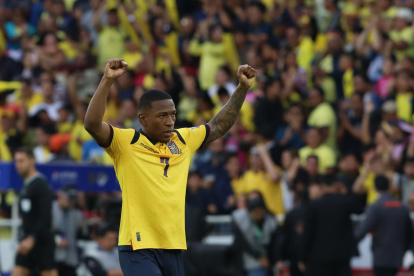 Pervis Estupiñán es titular fijo en la selección de Ecuador.