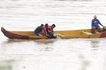Buzos intensifican sus labores para hallar la persona aún desaparecida tras el colapso del puente.