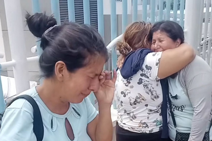 El desconsuelo de Betania Delgado (izquierda) ante la muerte de su hija de dos años.