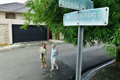 El nombre de la destacada educadora ecuatoriana Mercedes Moreno Irigoyen ha sido plasmado en una de las calles de Puerto Azul desde 1997. Tania de Pólit (d) es gestora del proyecto.