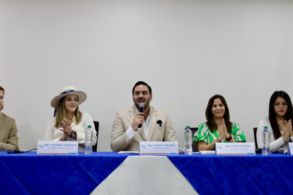 Las revelaciones de los chats del exconsejero Augusto Verdura (i) salvaron del juicio político a Johanna Verdezoto en la Asmablea.