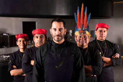 El chef Rodrigo Pacheco junto a su equipo de Foresta.