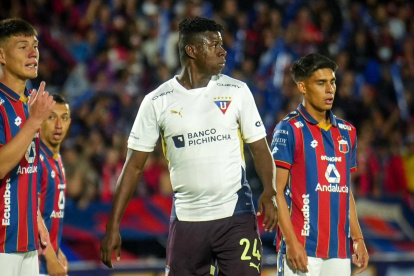 Deportivo Quito y Liga de Quito se enfrentaron en el estadio Atahualpa.