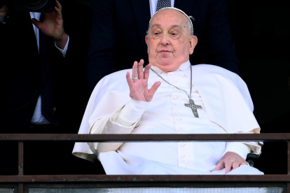 El Papa Francisco saluda y bendice a los fieles desde el balcón del hospital Gemelli donde ha estado hospitalizado, en Roma, Italia, este domingo 23 de marzo de 2025.