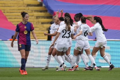 Las jugadoras del Real Madrid celebran el gol de Alba Redondo ante el Barcelona en el Estadi Olímpic Lluís Companys.