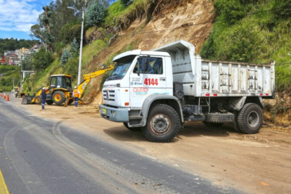 En la av. Oswaldo Guayasamín se hacen trabajos preventivos en los taludes.