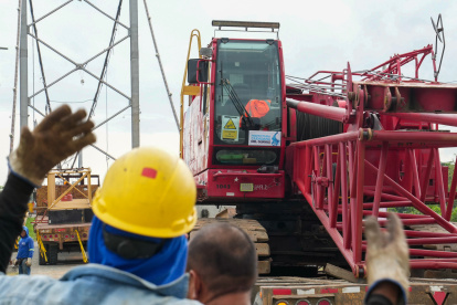 Maquinarias de este tipo permanecen instaladas en el sitio para retirar los vehículos que aún están bajo el agua.